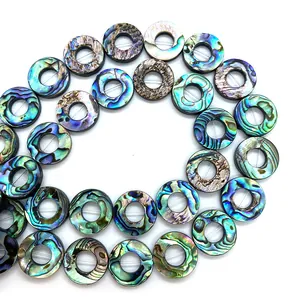 Macro-opname van ronde natuurlijke abalone schelpkralen met iriserende glans