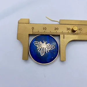 Misura di un ciondolo in lapislazzuli rotondo da 26mm con decorazione ad ape dorata