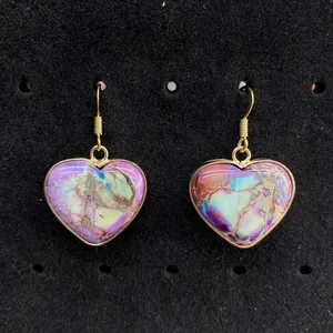 Orecchini pendenti a cuore in pietra naturale con castone dorato alla moda