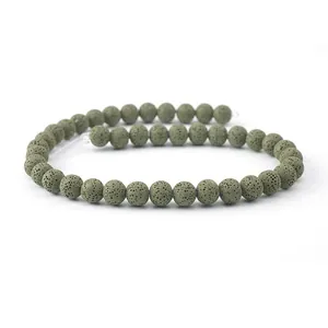 Dettaglio di perle in pietra lavica verde scuro con trama porosa naturale per fai-da-te