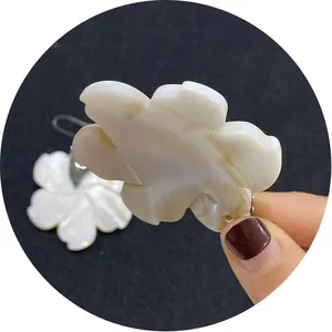 Pendentif fleur en nacre naturelle sculptée à la main avec éclats de diamant brillants