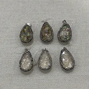 Détail de six pendentifs en forme de goutte en nacre d'abalonne et cristal brillant
