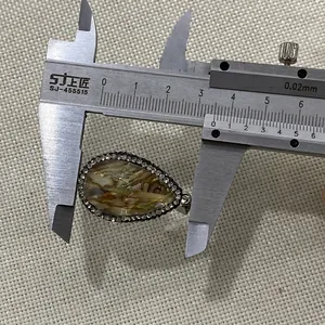 Mesure de largeur du pendentif goutte en nacre d'abalone avec strass et cadre argenté