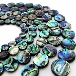 Vue macro de perles rondes en nacre d'abalone avec un éclat nacré bleu et vert iridescent