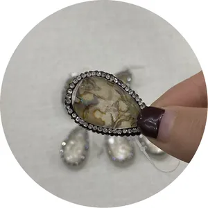 Pendente a goccia in conchiglia di abalone con cristalli e texture naturale