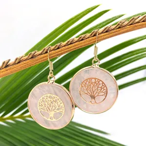 Roze natuurlijke kwarts ronde oorbellen met gouden levensboom hanger op witte basis