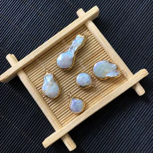 Set de cinco colgantes de perlas barrocas naturales con bordes dorados y anillas