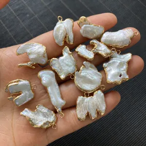 Primer plano de perlas barrocas naturales con bordes dorados y aros metálicos DIY