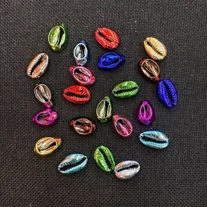 Macro di conchiglie colorate con placcatura UV per creazione di gioielli fai da te