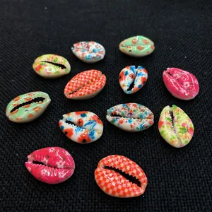 Makro-Detail bunter bedruckter Muscheln für DIY-Halsketten und Schmuckherstellung