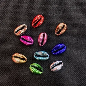 Macro di perline colorate a forma di conchiglia per creazione di gioielli fai da te