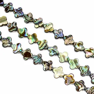 Macro-opname van natuurlijke abalone schelp kralen in klavervorm voor DIY sieraden maken