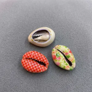Makro-Detail natürlicher bedruckter Muscheln mit Blumenmuster für DIY-Schmuckzubehör
