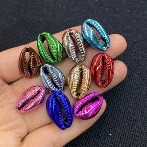 Dettaglio di perline a conchiglia colorate galvanizzate per creazione di gioielli