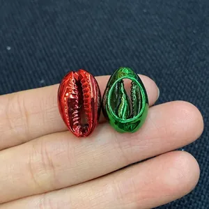 Macro di perle a conchiglia galvanizzate rosso e verde per la creazione di gioielli DIY