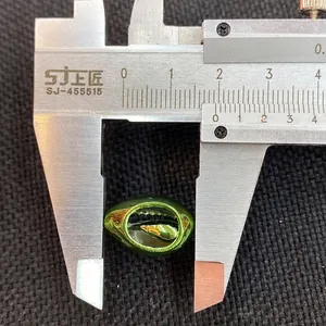 Misurazione di una perla a conchiglia verde metallizzato da 15 mm con calibro
