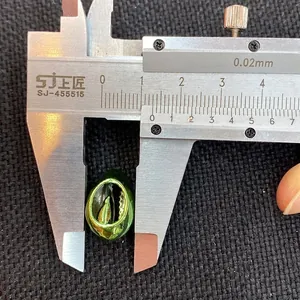Misurazione dettagliata di una perla a conchiglia metallica verde da 10mm con calibro