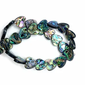 Macro-opname van hartvormige abalone schelp kralen met een natuurlijke iriserende glans