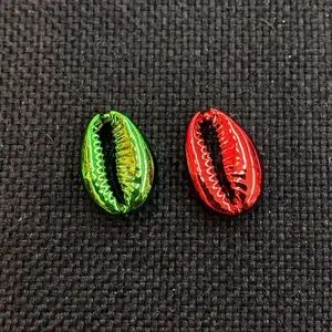 Perline a conchiglia di ciprea metallizzate verde e rosso per creazione gioielli