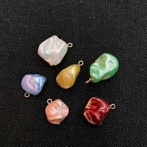 Pendentifs en nacre baroques irréguliers en six couleurs avec anneaux dorés pour DIY