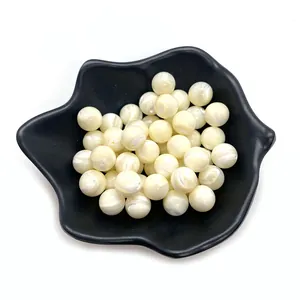 Natürliche weiße Muschelperlen rund für DIY Schmuckherstellung in schwarzer Schale