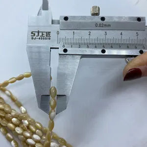 Makroaufnahme zur Messung einer 4mm cremefarbenen Muschelperle für DIY-Schmuckherstellung