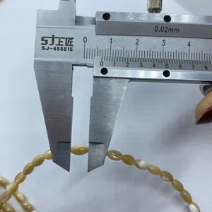 Messschieber zeigt die Größe einer 3x5mm natürlichen Muschelperle für DIY-Schmuckherstellung