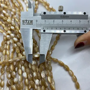 Makroansicht von Naturschalenperlen mit Messschieber für genaue 8mm Größenangaben