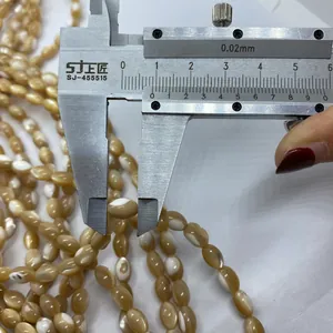 Makroaufnahme von 8,8 mm ovalen Muschelperlen mit brauner Textur, gemessen per Messschieber
