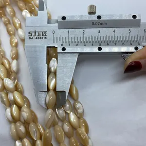 Detailmessung einer 8mm spindelförmigen gelben Perlmuttschale-Perle für DIY-Schmuck