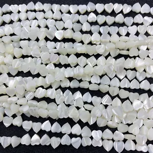 Perline naturali in madreperla bianca a forma di cuore con lucentezza iridescente per gioielli
