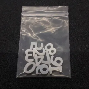 Detailansicht weißer Ziffernperlen mit Muscheltextur für DIY-Schmuck und Halsketten