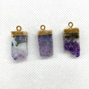 Detailansicht unregelmäßiger Amethyst-Anhänger mit vergoldeten Metallkanten