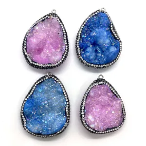 Druppelvormige kristallen hangers met strass-steentjes in roze en blauwe kleuren