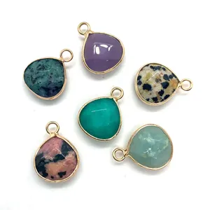 Lot de six pendentifs gouttes en pierre naturelle colorée avec monture en métal doré