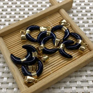 Détails de pendentifs demi-lune en pierre naturelle avec bélière dorée sur bois