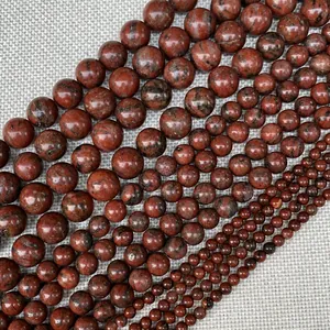 Vista macro de cuentas redondas de jaspe rojo natural en tamaños de 4mm a 12mm