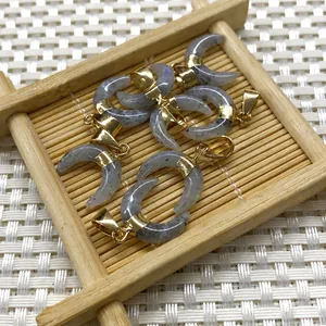 Détails macro des pendentifs en pierre naturelle en forme de croissant avec bélières