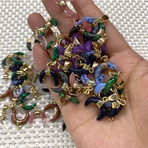 Pendentifs lune en pierre avec fermoirs dorés en divers coloris et motifs assortis