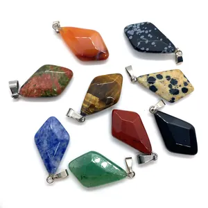 Set mit 9 rautenförmigen Natursteinanhängern mit silbernen Metallösen auf weißem Grund