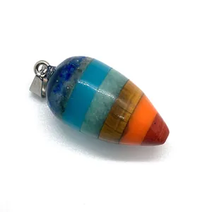 Primer plano del colgante de cristal de 7 chakras con piedras curativas y enganche metálico