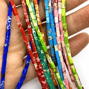 Primer plano de cuentas rectangulares de piedra natural 2x4mm en varios colores vivos