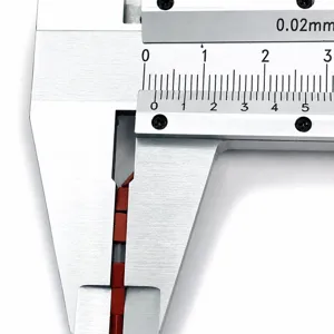 Vista macro de cuentas de piedra natural de 2x4mm medidas con un calibre de precisión