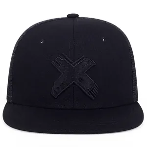 Detailansicht schwarzer Snapback Trucker Cap mit 3D-besticktem X-Symbol und flachem Schirm