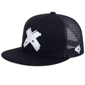 Detail der schwarzen Trucker-Mütze mit weißem X-Stick und atmungsaktivem Mesh-Gewebe