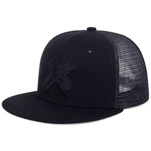 Detail der 3D-Stickerei und des atmungsaktiven Netzes an der schwarzen Hip-Hop-Trucker-Cap