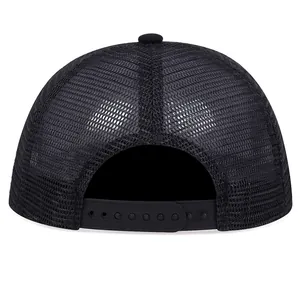 Rückansicht der schwarzen Trucker-Mütze mit atmungsaktivem Mesh und Plastik-Snapback-Verschluss