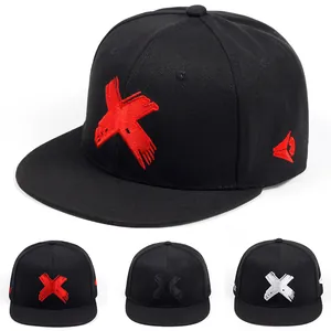 Detailansicht von Punk Hip-Hop Caps mit flachem Schirm und 3D X-Stickerei in verschiedenen Farben