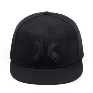 Detailansicht einer schwarzen Snapback-Cap mit flachem Schirm und 3D-Stickerei des X-Logos