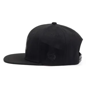 Detail des schwarzen Twill-Stoffs und der Ton-in-Ton-Stickerei auf dieser Snapback-Kappe
